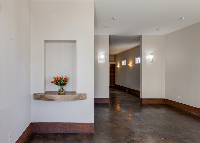 More Photos Of 220 Windsor River Rd, Windsor Apartments For Sale