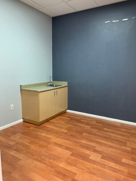 More Photos Of 1371 W Warm Springs Rd, Henderson Unknown For Lease