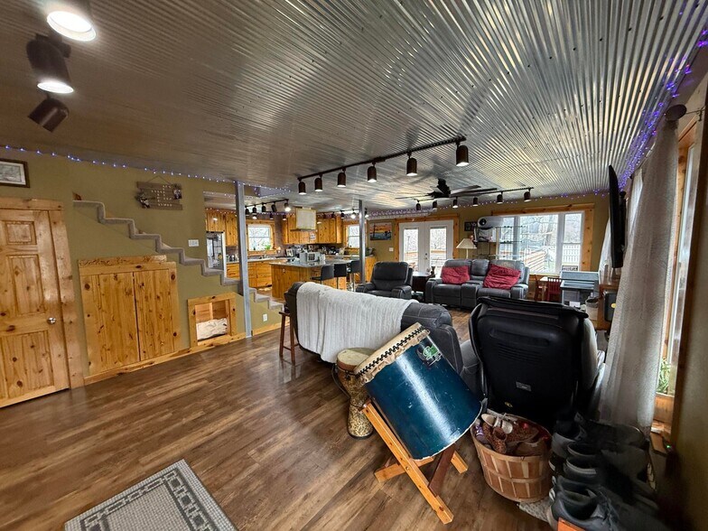 More Photos Of 615 W Benton St, Buffalo Flex For Sale