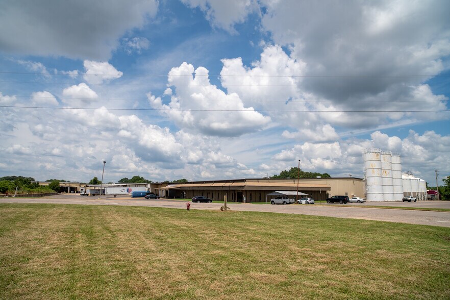 More Photos Of 11200 Wildwood Dr, Olive Branch Manufacturing For Lease