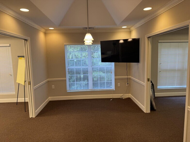 More Photos Of 1075 Cooper Rd, Grayson Medical For Lease