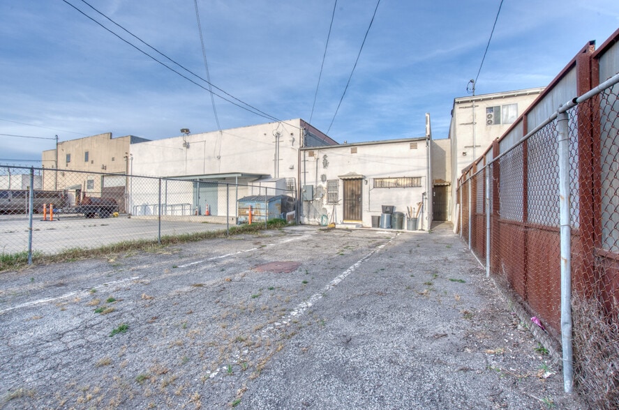 More Photos Of 11123 S Western Ave, Los Angeles Office For Sale