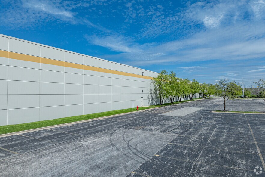 More Photos Of 200 N Gary Ave, Roselle Manufacturing For Lease