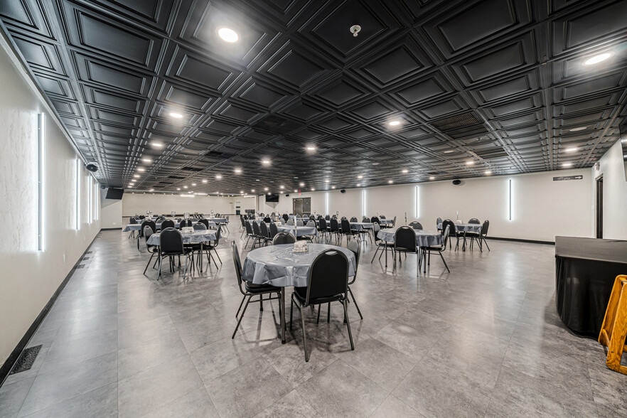 More Photos Of 689 Broadway, Berlin Restaurant For Sale