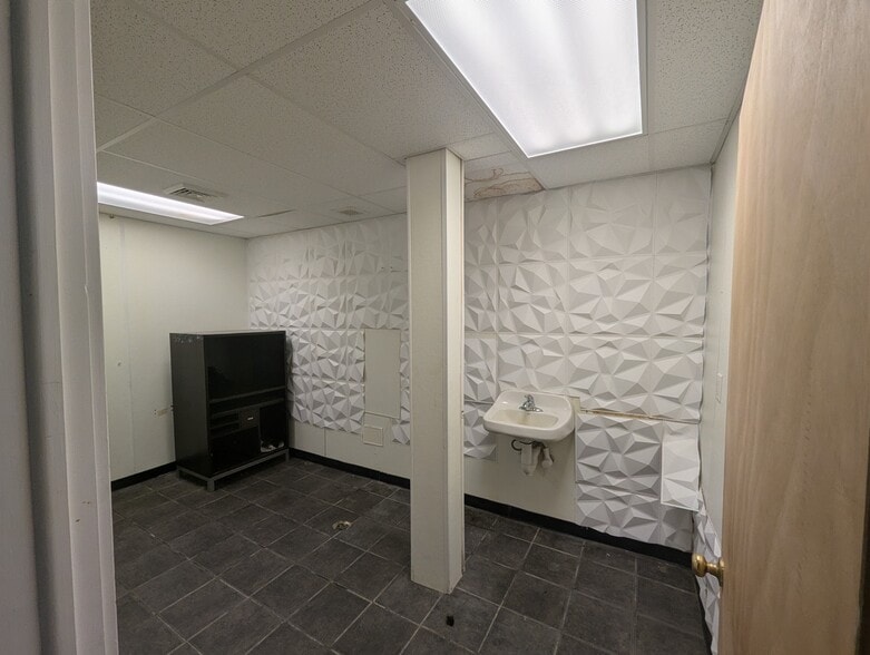 More Photos Of 6926 N University St, Peoria General Retail For Lease