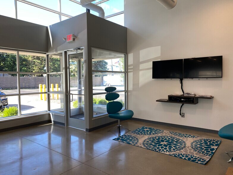 More Photos Of 645 Hulet Dr, Bloomfield Township Office For Lease