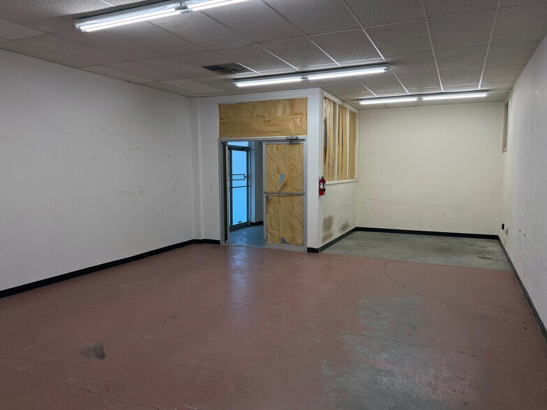 More Photos Of 10801 Blondo St, Omaha General Retail For Sale