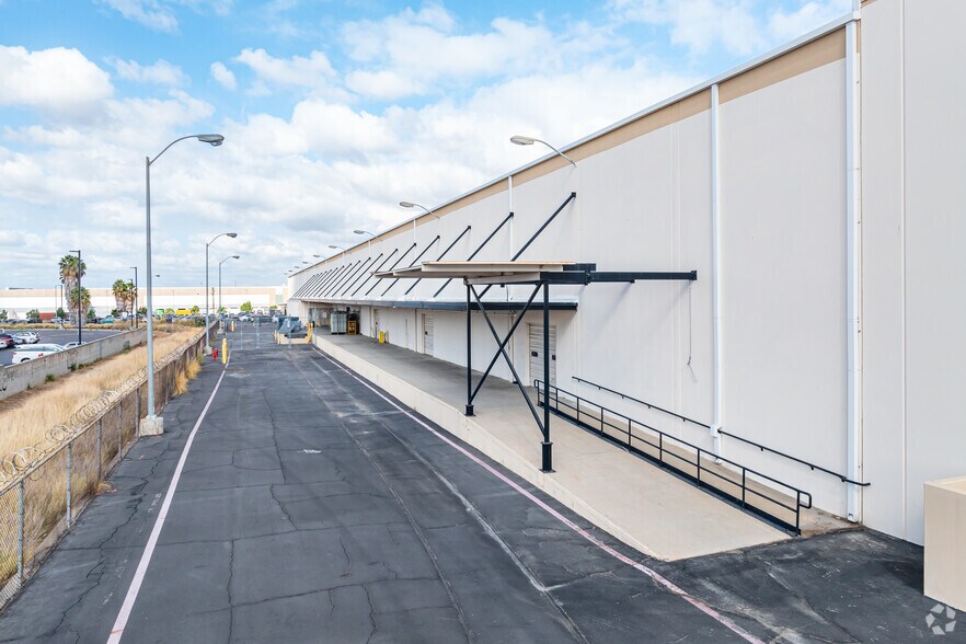 More Photos Of 458-486 E Lambert Rd, Fullerton Distribution For Lease