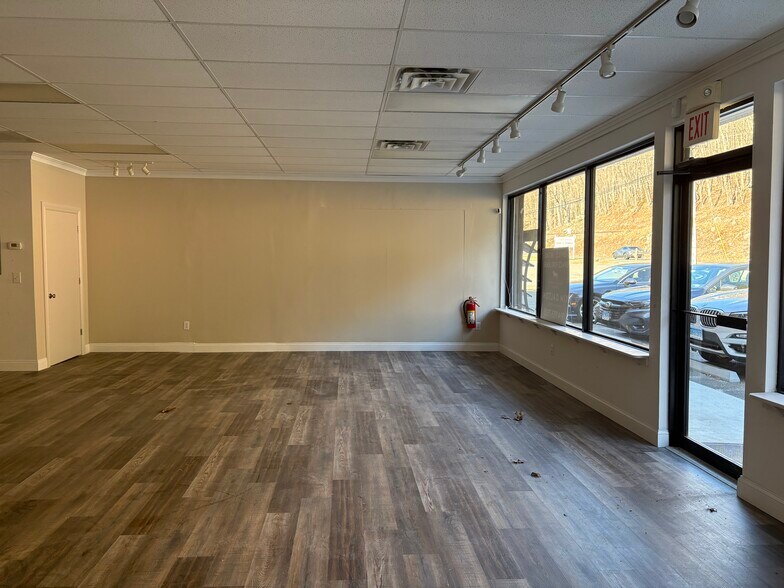 More Photos Of 197 Ethan Allen Hwy, Redding Storefront Retail Office For Lease