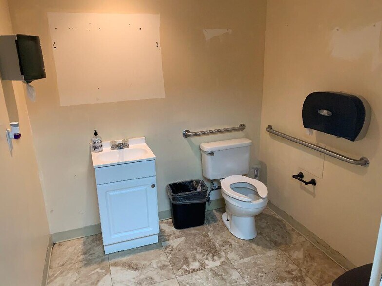 More Photos Of 4050 Westgate Ave, West Palm Beach Showroom For Lease