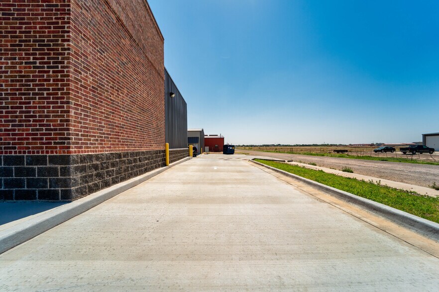 More Photos Of 12213 University Ave, Lubbock Showroom For Lease