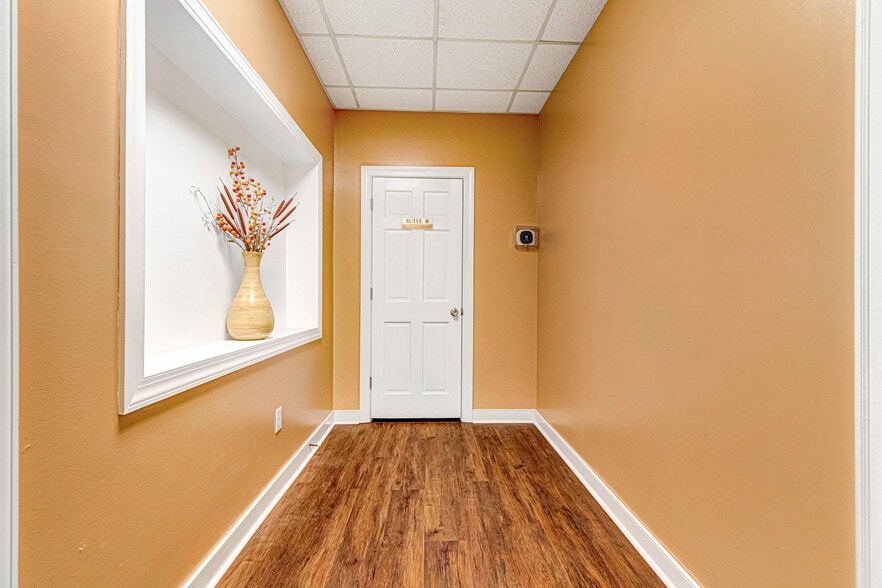 More Photos Of 10 W Williamsburg Rd, Sandston Office For Sale