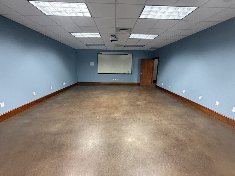 More Photos Of 9540 Airport Hwy, Monclova Warehouse For Lease