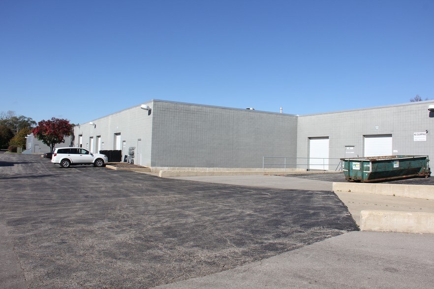 More Photos Of 1935-1955 Techny Rd, Northbrook Showroom For Lease