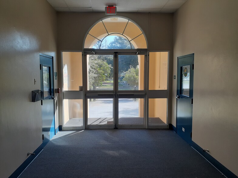 More Photos Of 801 N Wild Olive Ave, Daytona Beach Schools For Sale