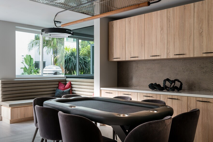 More Photos Of 2528 S Grand Ave, Los Angeles Apartments For Lease