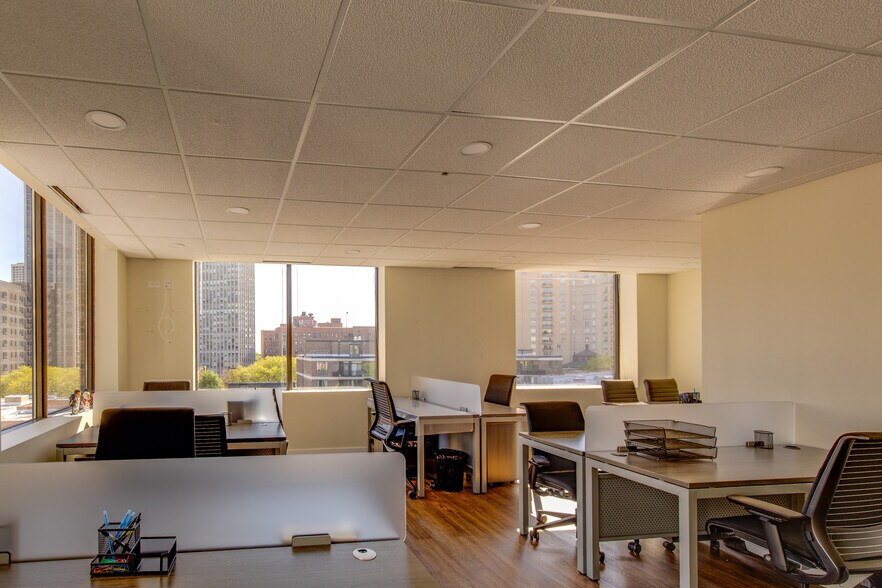 More Photos Of 2551 N Clark St, Chicago Office For Lease
