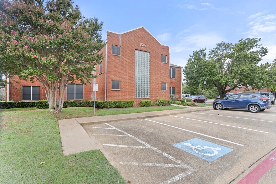 More Photos Of 1309 W Abram St, Arlington Office For Lease