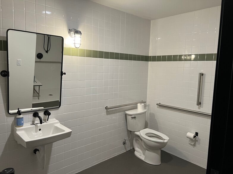 More Photos Of 530 NE Couch St, Portland Light Manufacturing For Lease