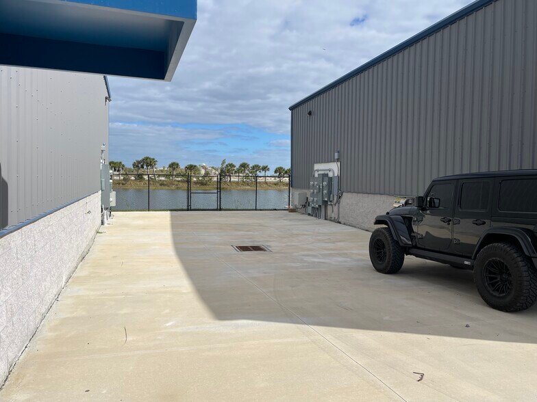 More Photos Of 16291 Innovation Lane, Fort Myers Self Storage For Sale