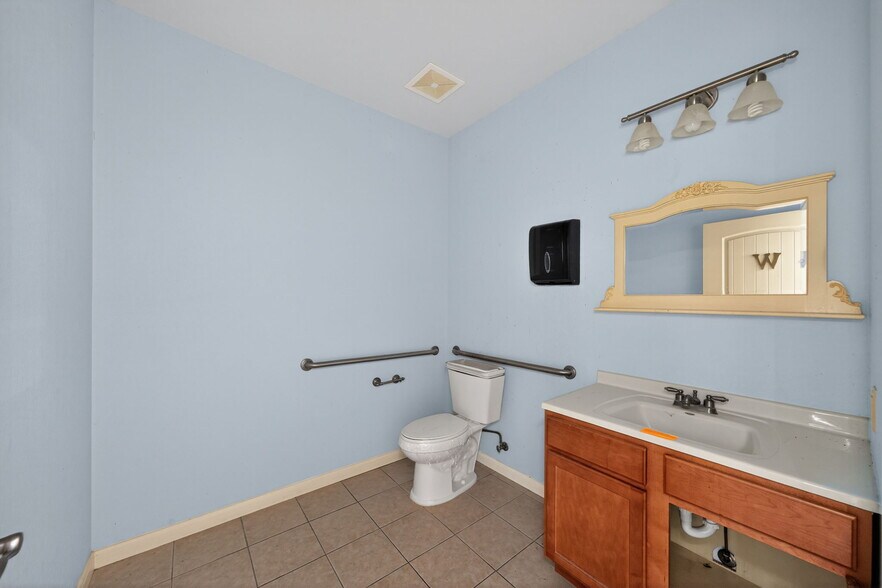 More Photos Of 4230 Gardendale St, San Antonio Office For Sale