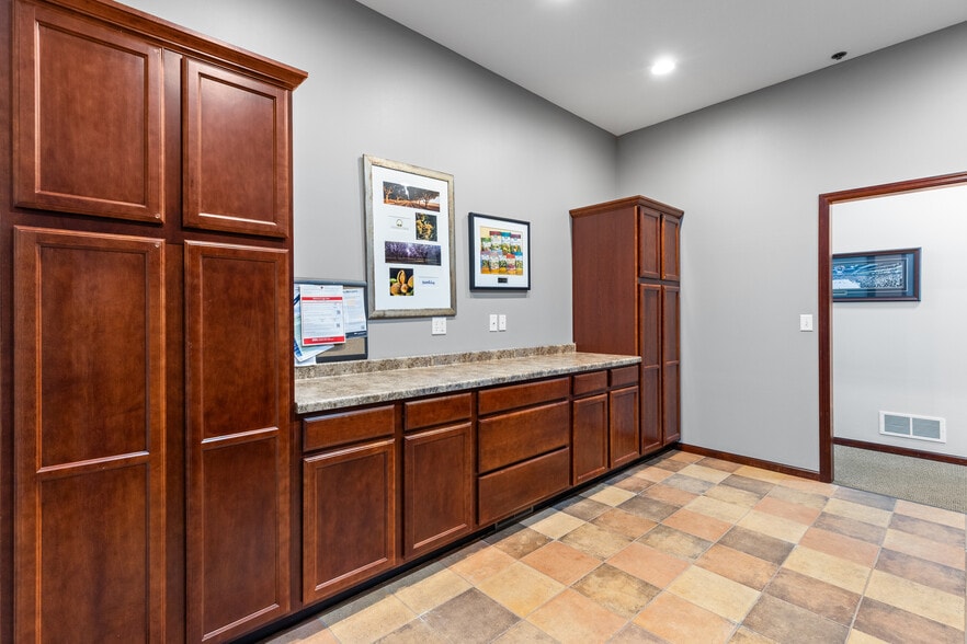 More Photos Of 9340 Hennepin Town Rd, Eden Prairie Office For Sale
