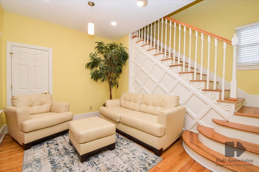 More Photos Of 124 Wells Ave NW, Roanoke Office Residential For Lease