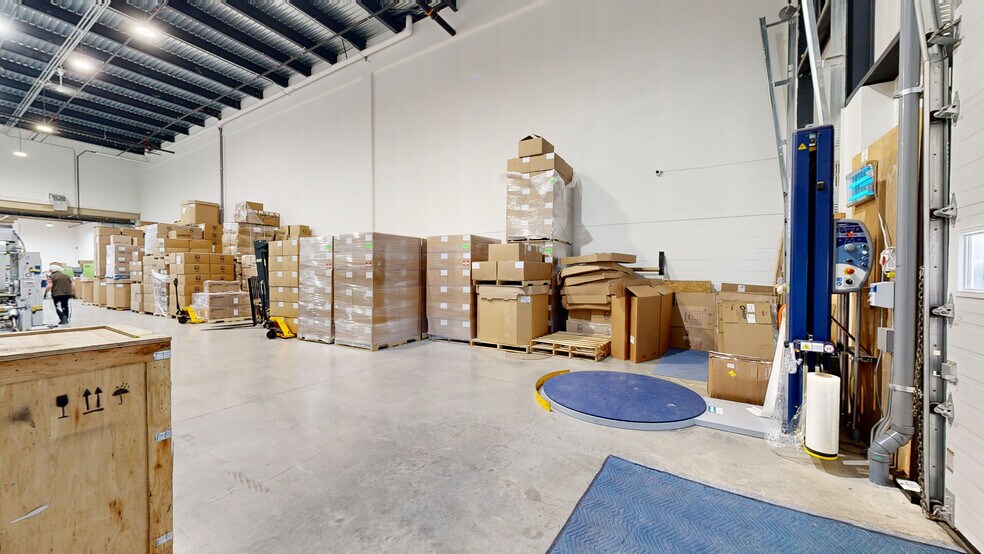 Primary Photo Of 4177-4233 Rue Marcel Lacasse, Boisbriand Manufacturing For Lease