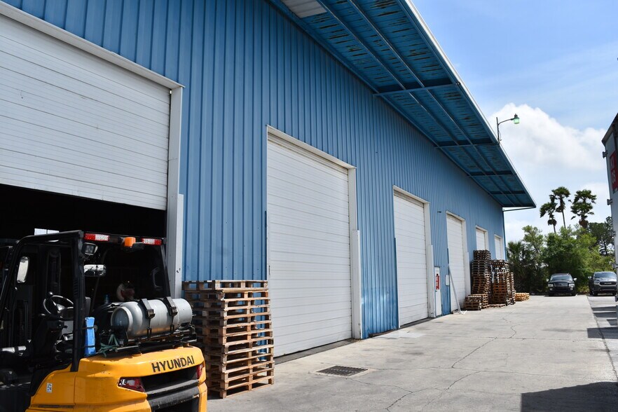 More Photos Of 1890 Starkey Rd, Largo Warehouse For Lease