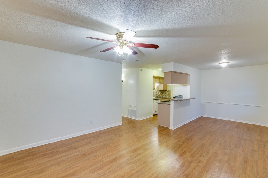 More Photos Of 601 E Coombs St, Alvin Apartments For Sale