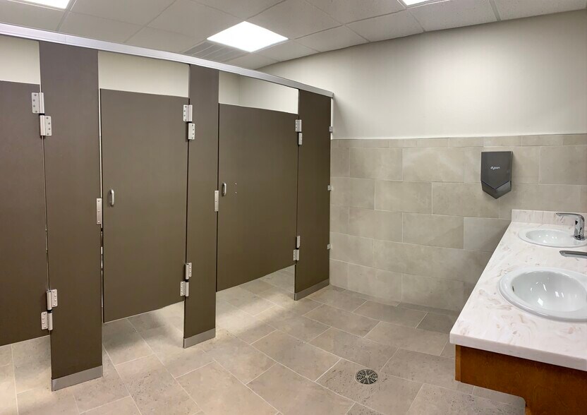 More Photos Of 422 E Avenue B, Robstown Medical For Lease