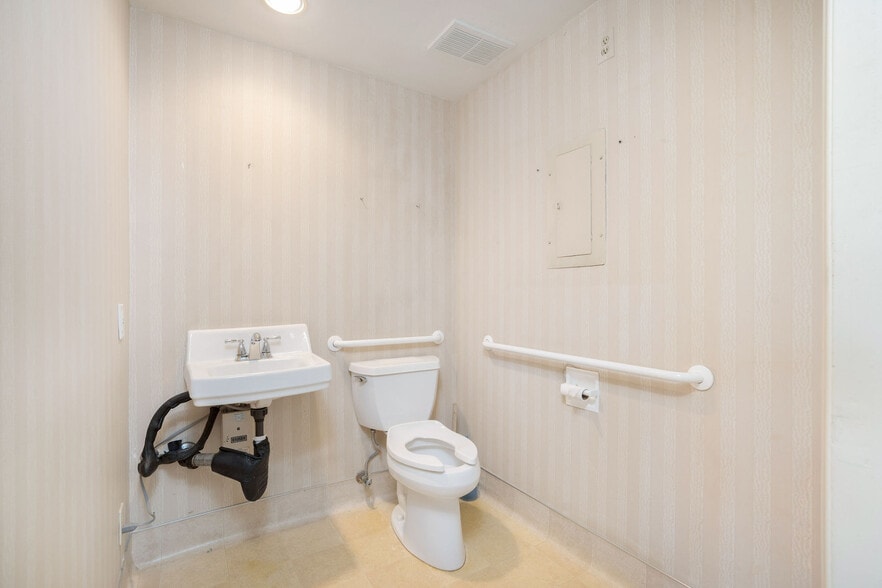 More Photos Of 224 Main St, Seal Beach Storefront For Sale