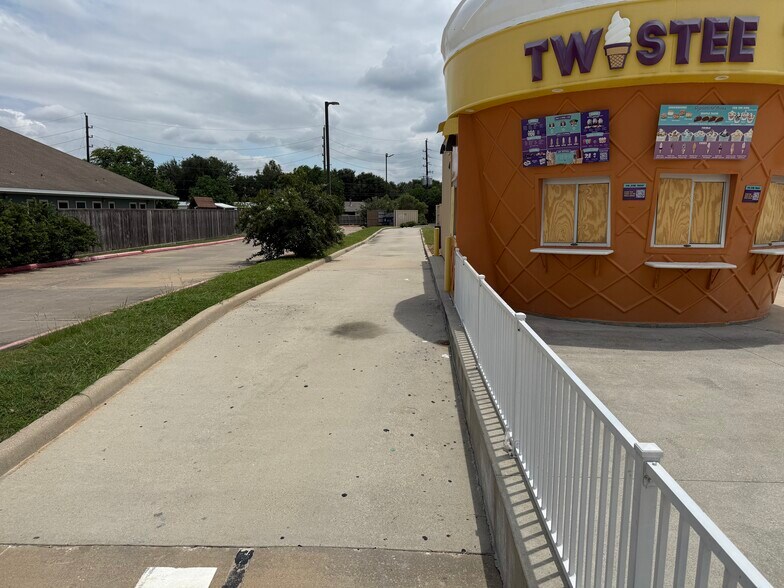 More Photos Of 7018 Fry Rd, Cypress Freestanding For Lease
