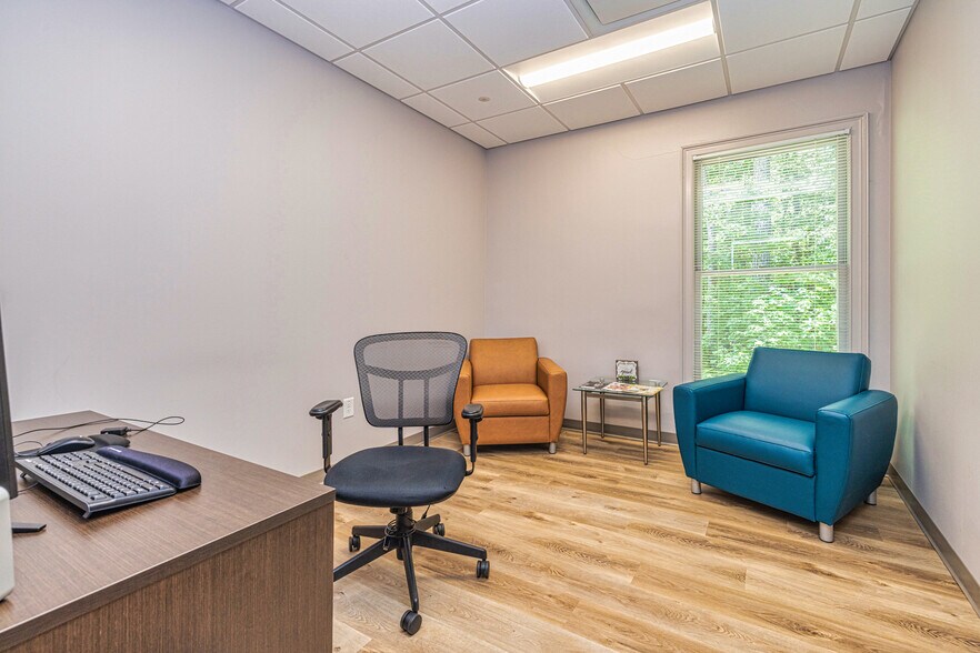 More Photos Of 117 Governors Sq, Fayetteville Medical For Lease