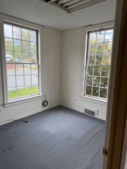 More Photos Of 1147 Rose Hill Dr, Charlottesville Office For Sale