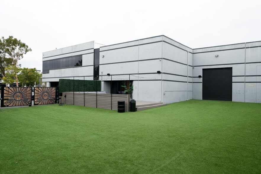 More Photos Of 7 Studebaker, Irvine Light Distribution For Sale