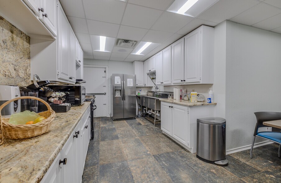 More Photos Of 4800 Bryant Irvin Ct, Fort Worth Office For Sale