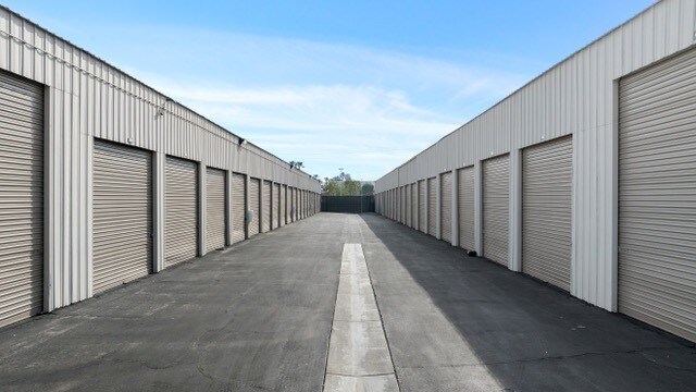 More Photos Of 1610 E Edinger Ave, Santa Ana Self Storage For Lease