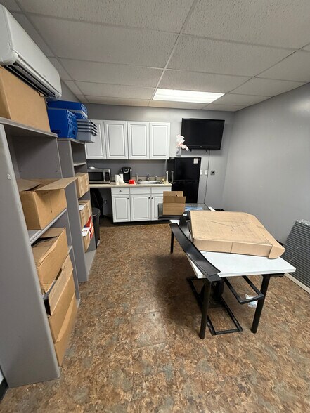 More Photos Of 6603 Royal St, Liberty Service For Lease