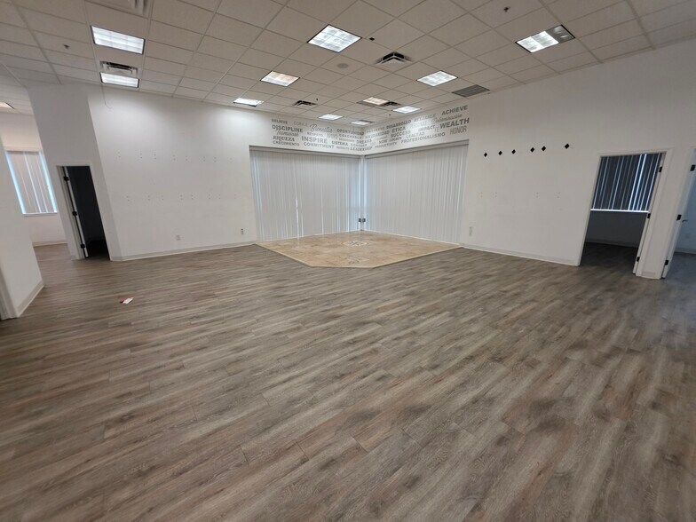 More Photos Of 7901 Kingspointe Pky, Orlando Showroom For Lease