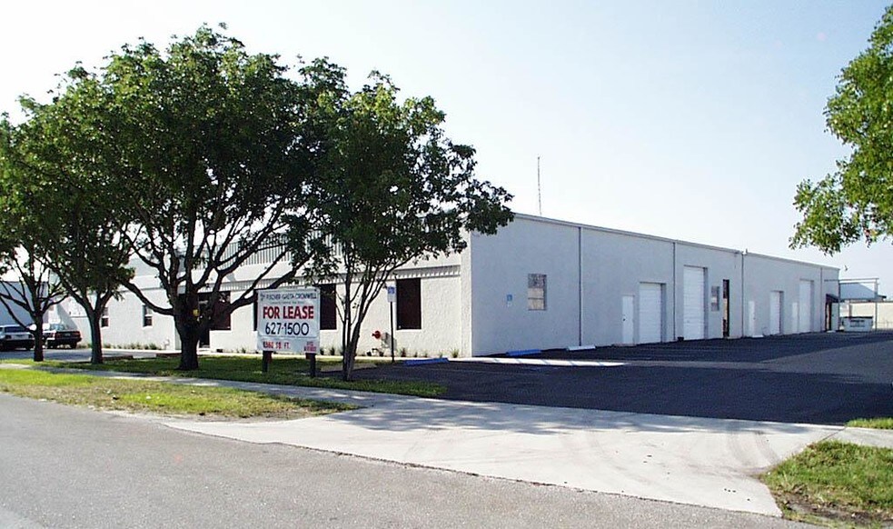 More Photos Of 1372-1374 N Killian Dr, West Palm Beach Warehouse For Lease