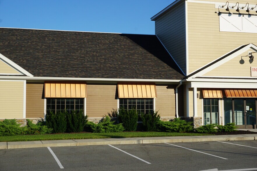 More Photos Of 140 West Rd, Ellington Freestanding For Lease