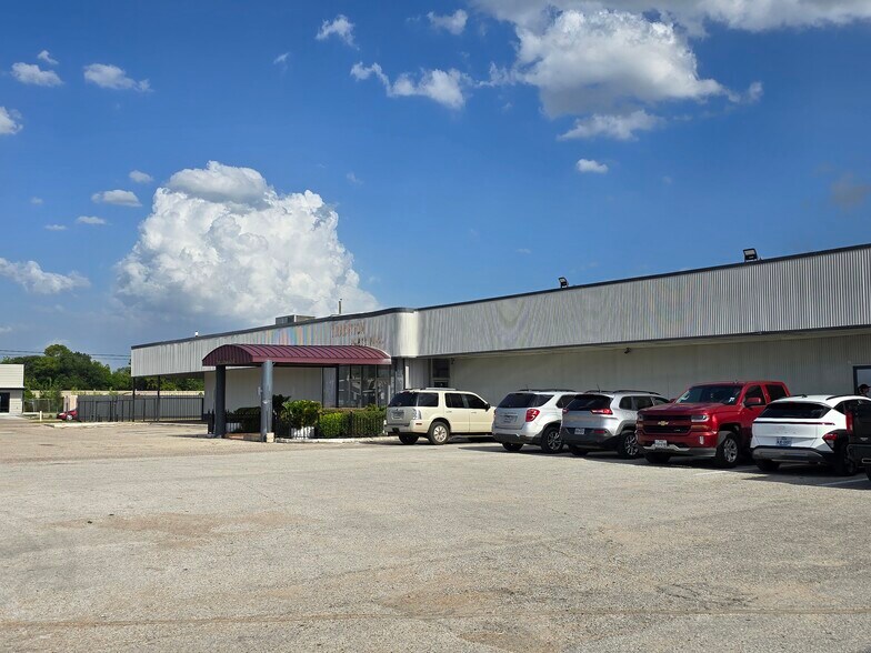 More Photos Of 100 E Little York Rd, Houston Freestanding For Sale