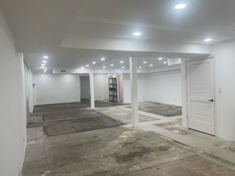 More Photos Of 330 E Oak St, Louisville Office For Sale
