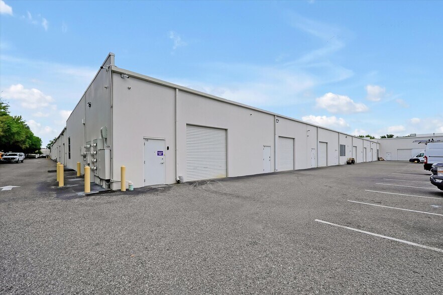 More Photos Of 8810 Commodity Cir, Orlando Showroom For Lease