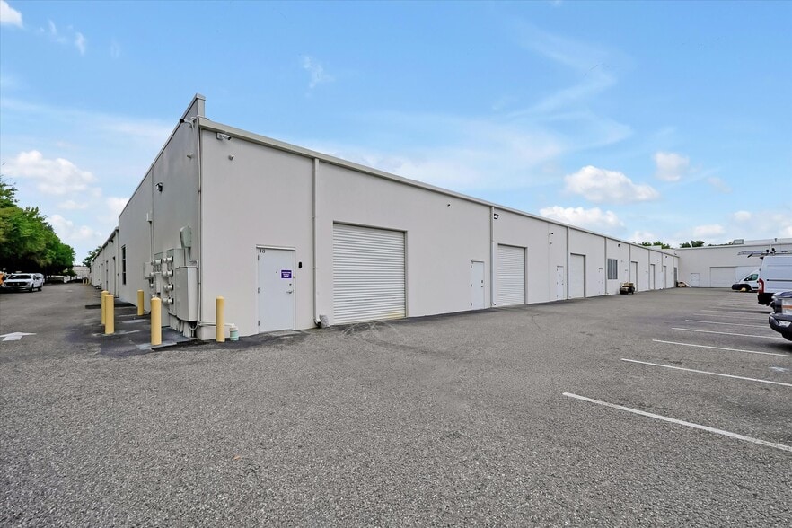 More Photos Of 8810 Commodity Cir, Orlando Showroom For Sale