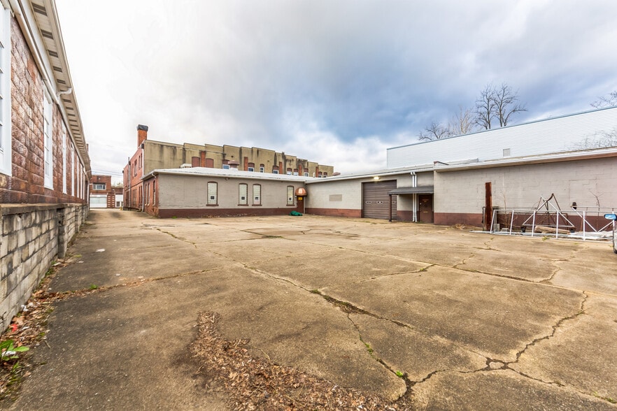 More Photos Of 65 E Fayette St, Uniontown Showroom For Sale