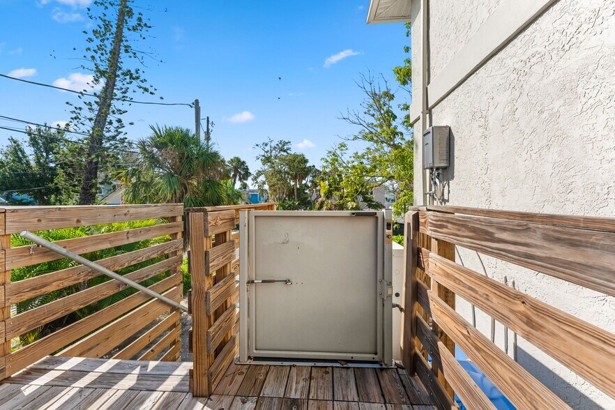 More Photos Of 3062 Beach Blvd S, Gulfport Freestanding For Sale
