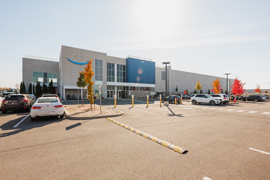 More Photos Of 5799 Rte De L'aéroport, Longueuil Distribution For Lease