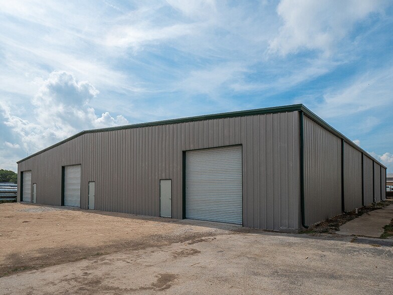 More Photos Of 108 McNutt Rd, Hutto Warehouse For Lease